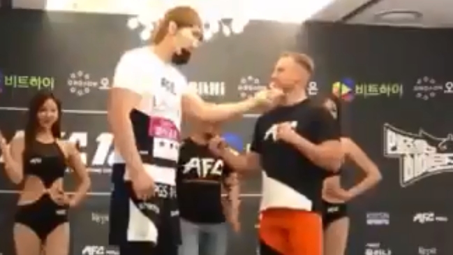 El sorprendente nocaut a un peleador de más de dos metros en menos de un minuto