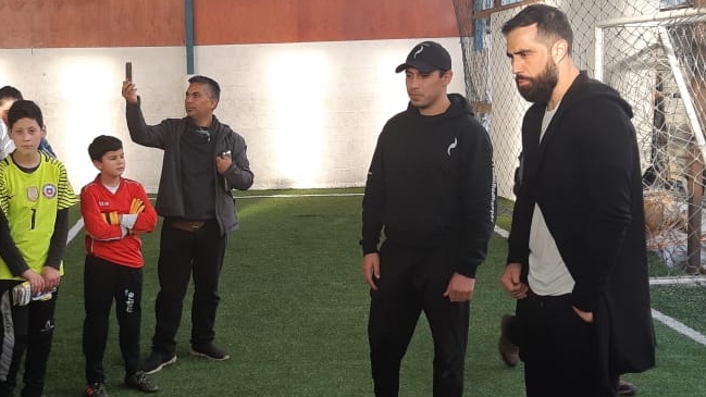Claudio Bravo compartió con alumnos de escuela para arqueros en Playa Ancha