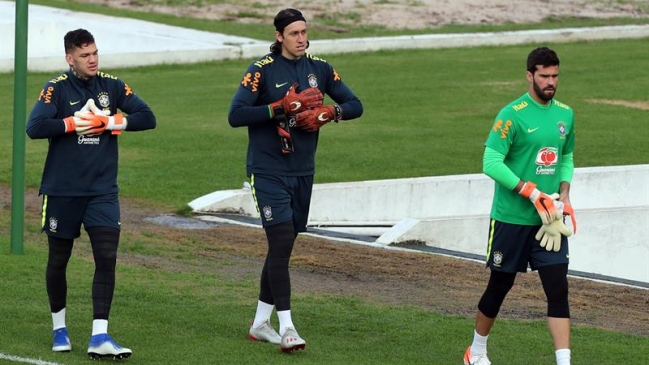 Arquero Ederson será baja casi una semana en Brasil por lesión muscular