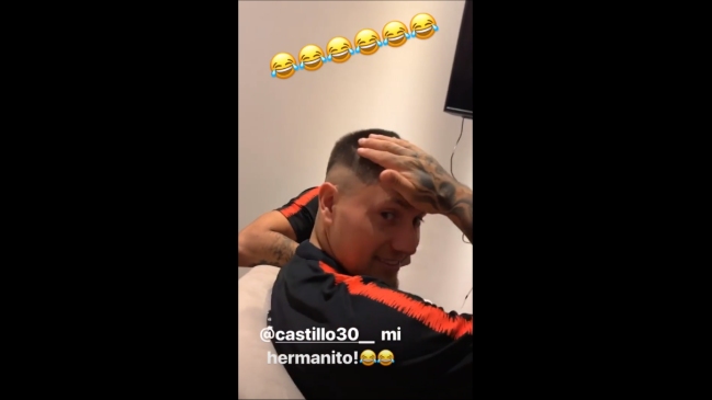 Arturo Vidal troleó a Nicolás Castillo por su corte de pelo
