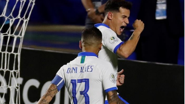 Dani Alves destacó a la selección chilena y tildó de “fenómeno” a Arturo Vidal