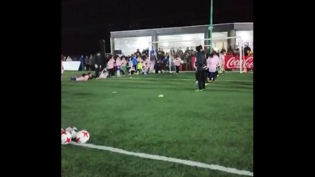 Claudio Bravo realizó una clínica de fútbol en Talca