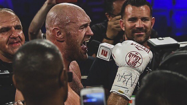 Tyson Fury le cantó a su novia en el cuadrilátero tras vencer por nocaut a Tom Schwarz