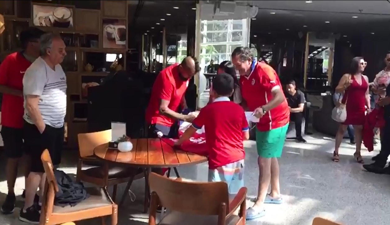 Arturo Vidal compartió con hinchas chilenos en el hotel de concentración de la Roja