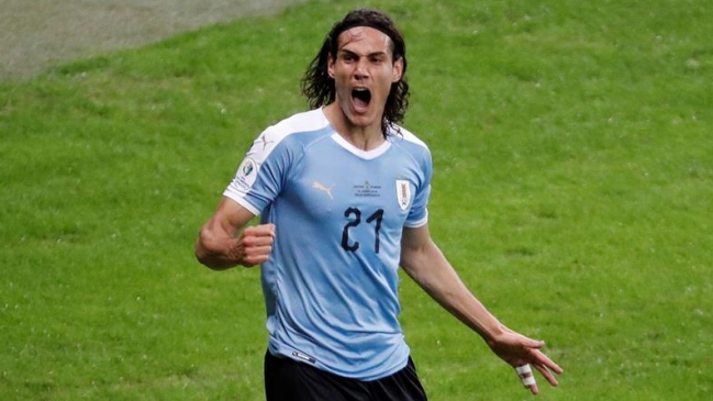 Edinson Cavani anotó con una gran contorsión y aumentó el marcador para Uruguay ante Ecuador