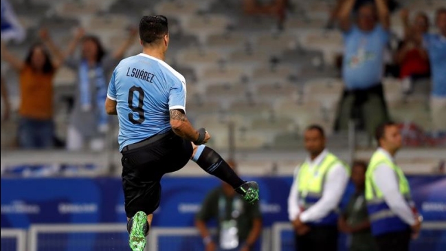 Suárez marcó con oportuno cabezazo y convirtió en goleada el duelo de Uruguay ante Ecuador