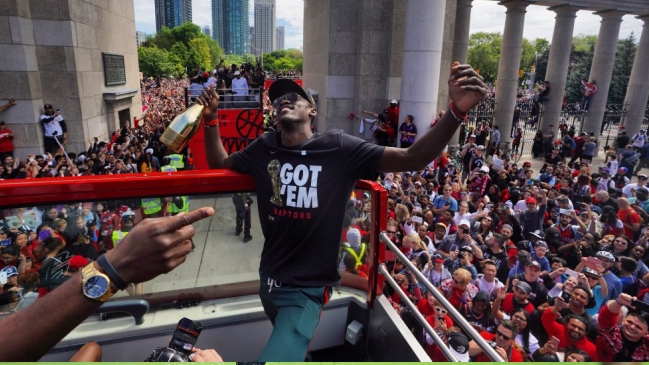 Miles de hinchas festejaron en Toronto junto al plantel de los Raptors el título de la NBA