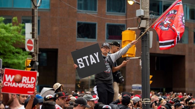 Accidentada celebración de Toronto Raptors terminó con dos heridos de gravedad