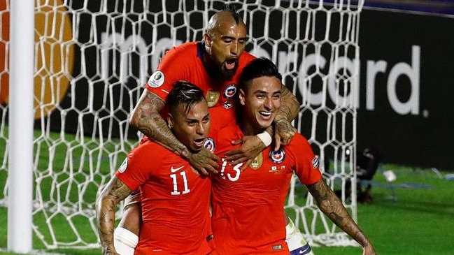 Eduardo Vargas aumentó para la Roja con ayuda de un desvío en la zaga de Japón