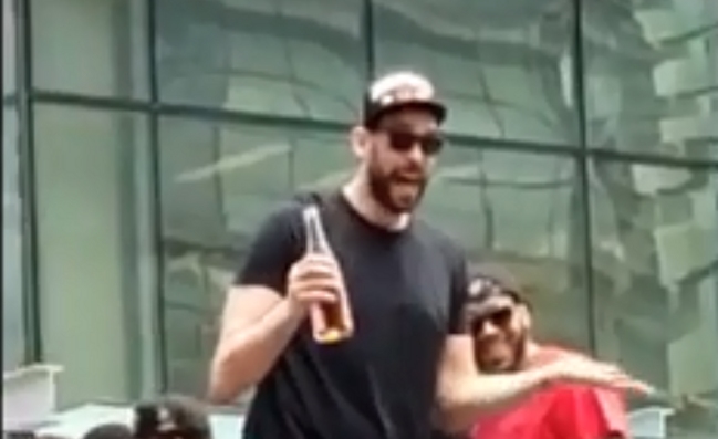 ¡Se pasó! Marc Gasol celebró el título de los Raptors bebiéndose un vino en 10 segundos