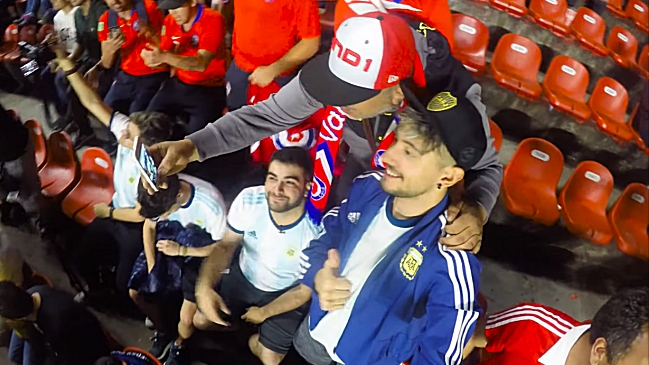 Los Displicentes vivieron la goleada de Chile sobre Japón junto a la Marea Roja