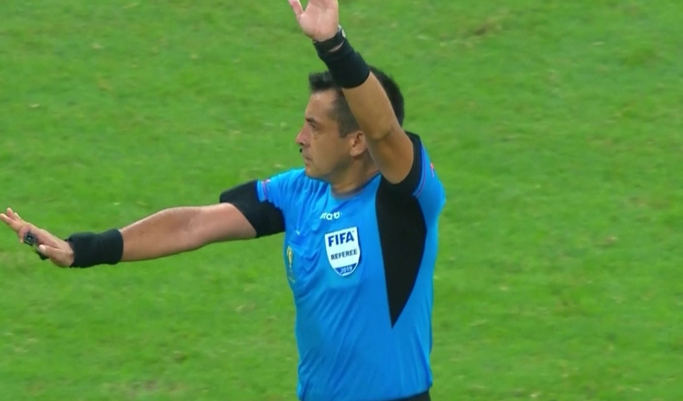 Julio Bascuñán recurrió al VAR para anular dos goles de Brasil a Venezuela
