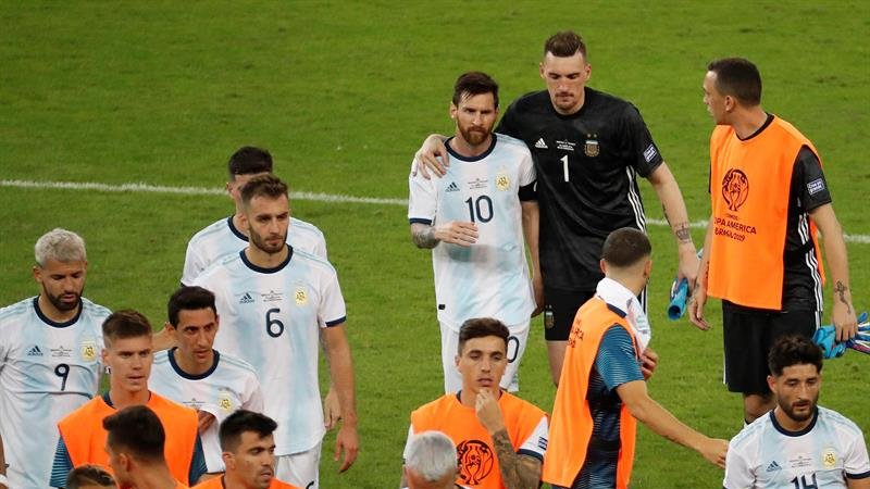 Messi y Armani evitaron la caída de Argentina ante Paraguay en el Mineirao