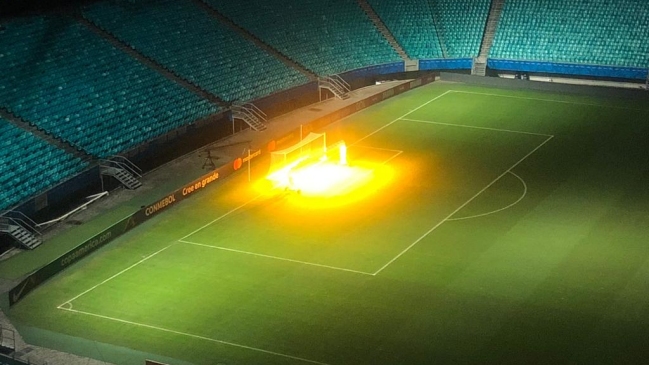 El proceso de secado de la cancha del Arena Fonte Nova para el duelo entre Chile y Ecuador