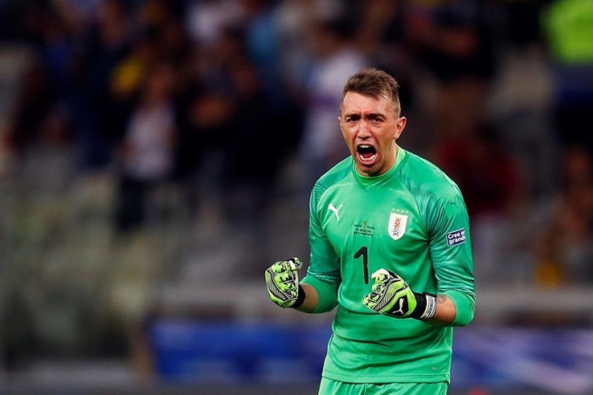 Hinchas se burlaron de Fernando Muslera tras el empate de Uruguay ante Japón