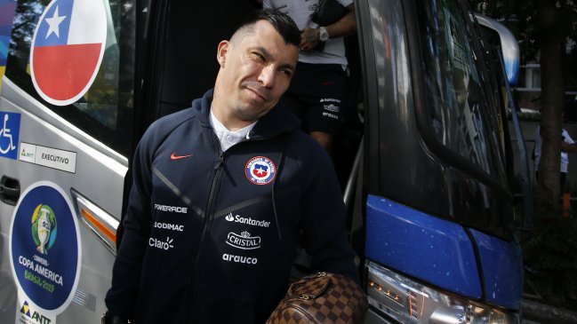 Gary a hinchas de la Roja: Nosotros tenemos que descansar, ustedes váyanse a tomar