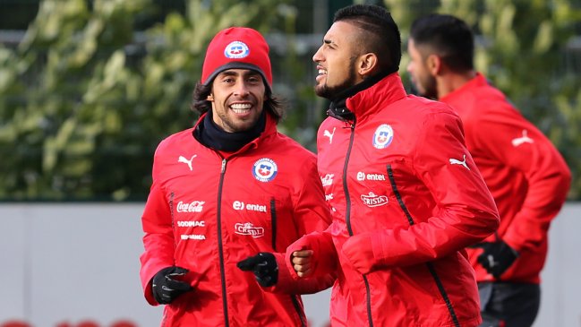 Valdivia bromeó con la formación que usará la Roja: Vidal me dijo que está caga’o, que no juega