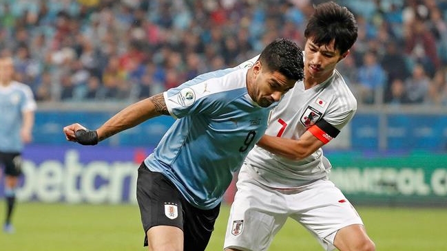 Luis Suárez llegó a Río de Janeiro para enfrentar a la Roja con un dedo lesionado