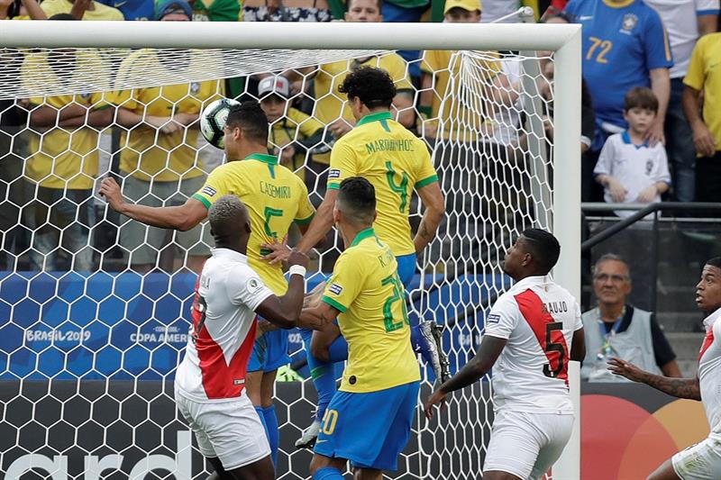 Brasil resucitó con una goleada que enredó la opción de Perú