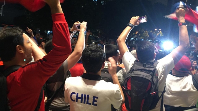El gran recibimiento de la “Marea Roja” a la selección chilena en su llegada a Río de Janeiro