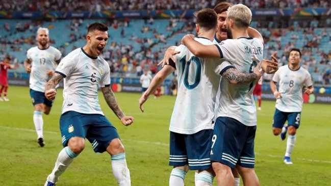 Argentina respondió a la exigencia y clasificó a cuartos de final con triunfo sobre Qatar