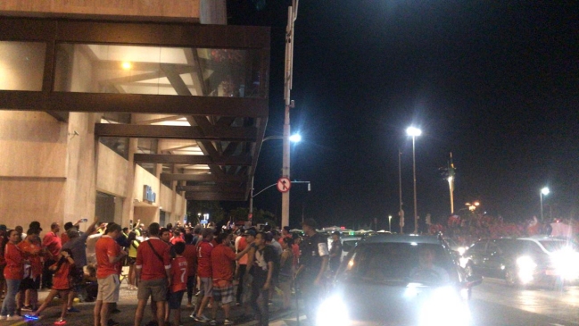 El impresionante apoyo de los hinchas frente al hotel de la Roja a un día de enfrentar a Uruguay