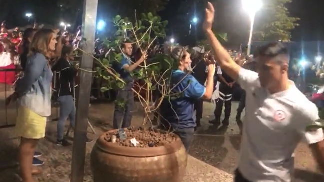 La Roja llegó a su hotel de concentración ante un masivo banderazo previo al partido con Uruguay