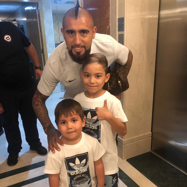 Leonardo Valencia visitó junto a sus hijos a la Roja en Río de Janeiro