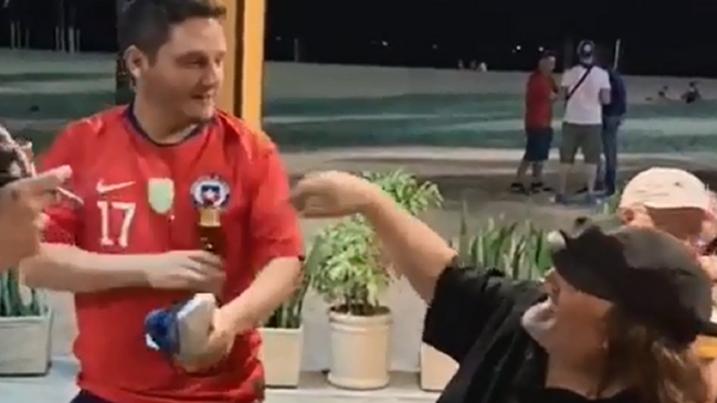 Hincha de la Roja le enseñó una curiosa forma de beber cerveza a “Negro” Piñera en Brasil