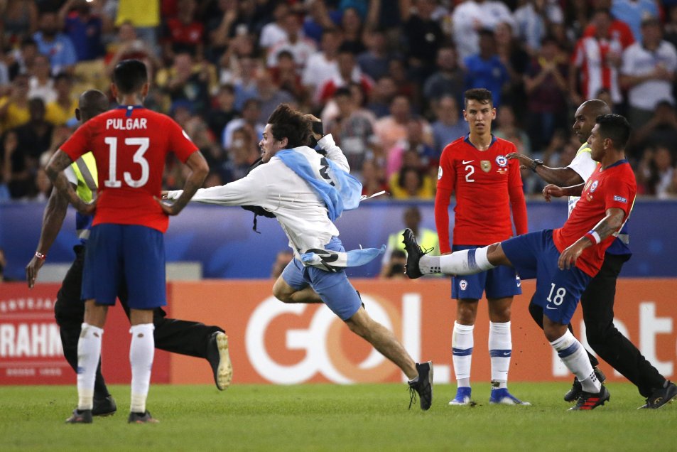 El momento en que Gonzalo Jara frenó a hincha uruguayo en el Maracaná