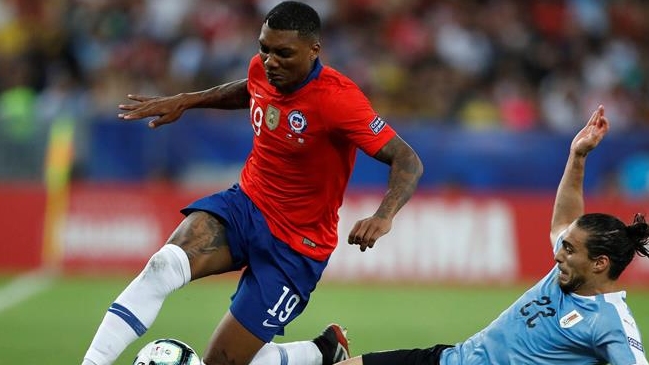 Junior Fernandes fue el principal objetivo de las críticas de los hinchas de la Roja