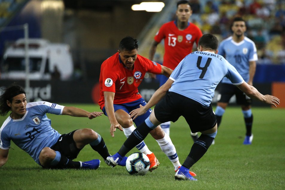 Chile sucumbió ante Uruguay en la pugna en el Maracaná por el liderato del Grupo C