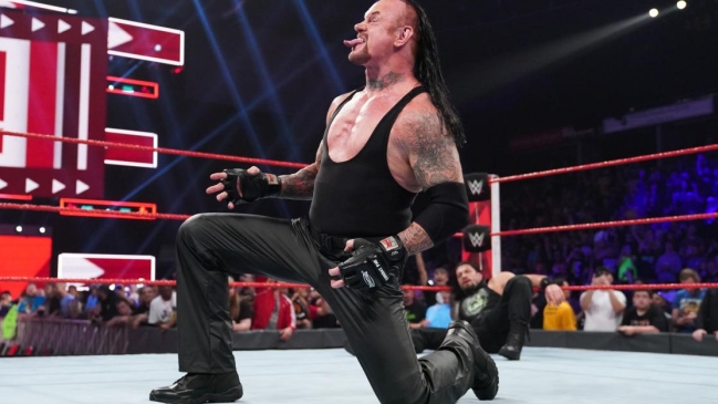 The Undertaker apareció en RAW para ayudar a Roman Reigns