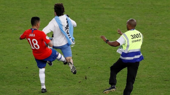 Suárez y reclamos por patada de Jara a invasor: La expulsión es lo que dice el reglamento