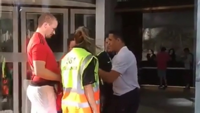 Alexis Sánchez se paró para firmar autógrafos en la salida del hotel