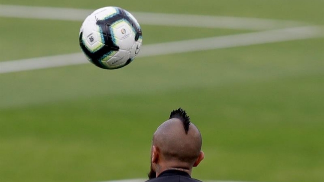 Arturo Vidal apareció tarde en la práctica de la Roja y se llevó “reto” de Medel