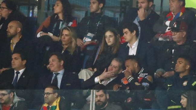 Neymar presenció el Brasil-Paraguay en un palco junto a Casemiro y al presidente de la Conmebol