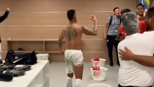 Los desatados festejos de la Roja en el camarín tras eliminar a Colombia