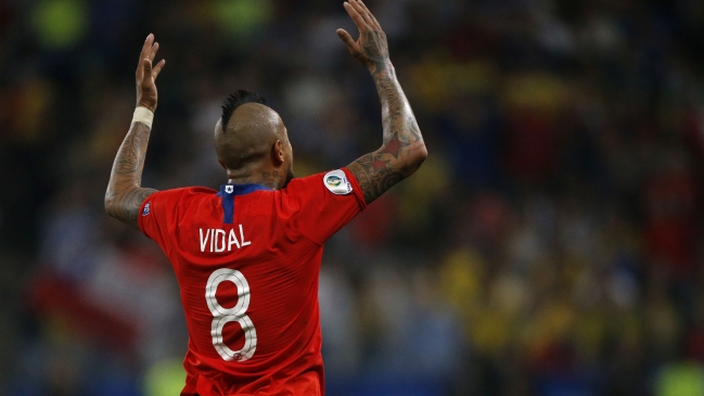 Arturo Vidal regaló su chaqueta e hizo feliz a un hincha tras el triunfo de Chile sobre Colombia