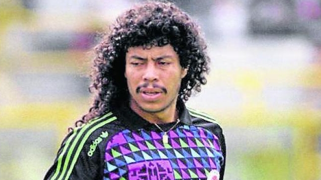 René Higuita cumplirá apuesta y se cortará el pelo tras derrota de Colombia ante la Roja