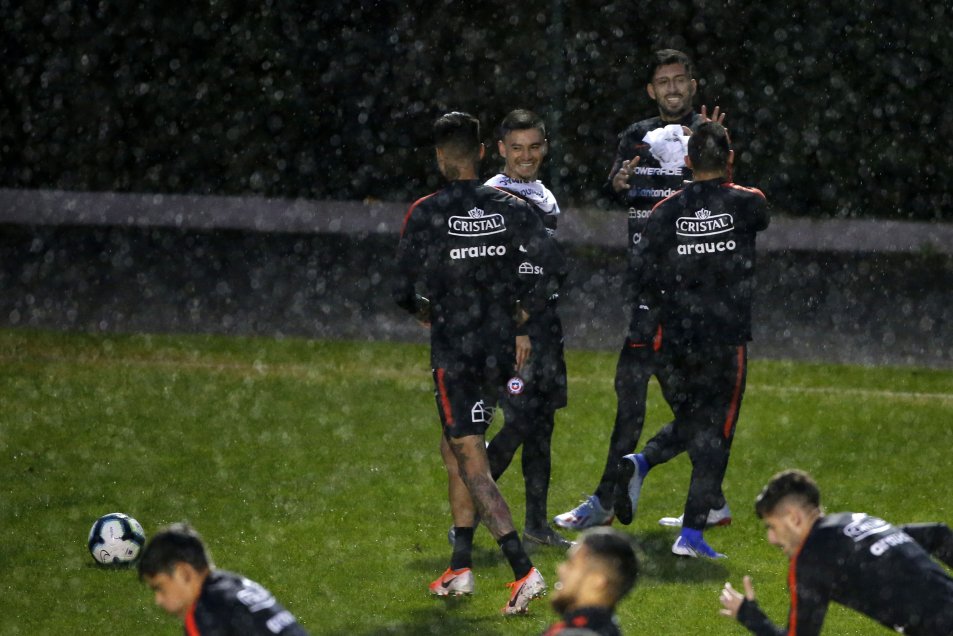 Nada los frena: Así fue el lluvioso primer entrenamiento de la Roja en Porto Alegre
