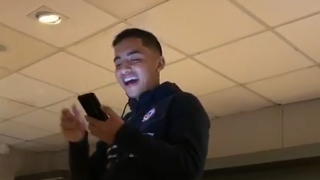 ¡Al ritmo de la cumbia! El bautizo del plantel de la Roja al joven delantero Nicolás Guerra