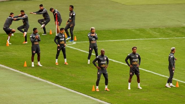 Perú entrenó sin el defensor Alexander Callens por molestias en el tobillo izquierdo
