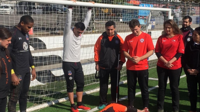 Esteban Paredes se animó a practicar Goalball con equipo de Puente Alto
