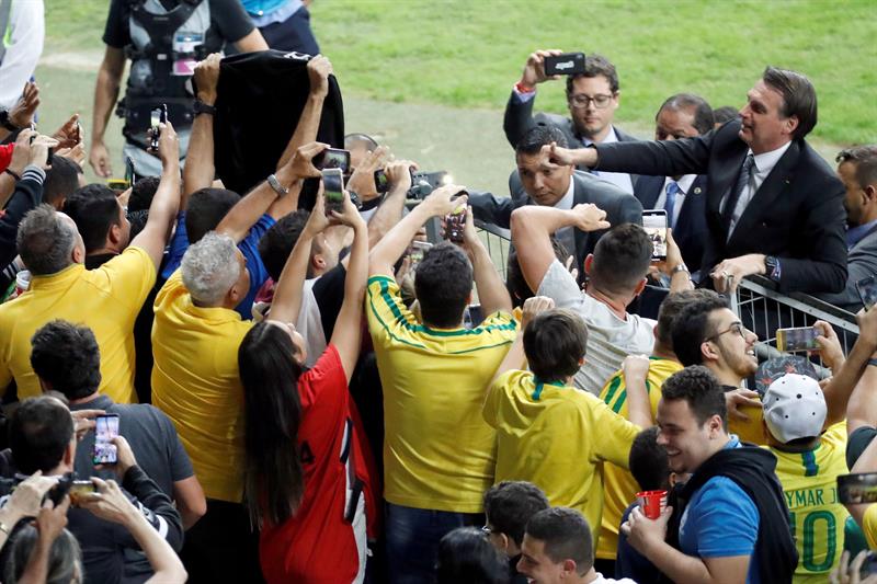Jair Bolsonaro compartió con hinchas brasileños durante el duelo con Argentina en el Mineirao