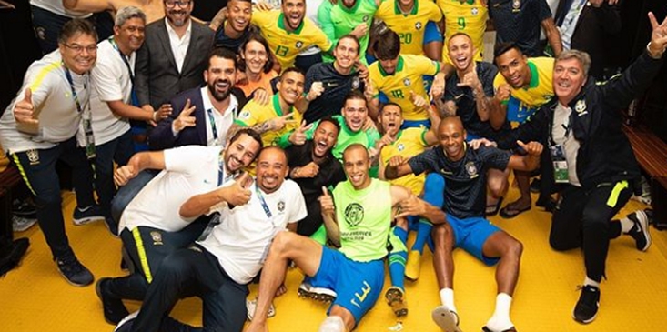 Neymar festejó con la selección brasileña la clasificación a la final de Copa América