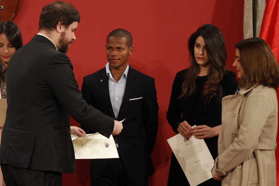 César Munder recibió su carta de nacionalización en una ceremonia desarrollada en La Moneda