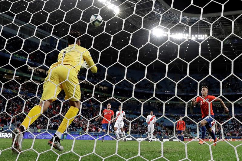 Paso a paso: Así fue el amargo “canchereo” de Eduardo Vargas en el penal ante Perú