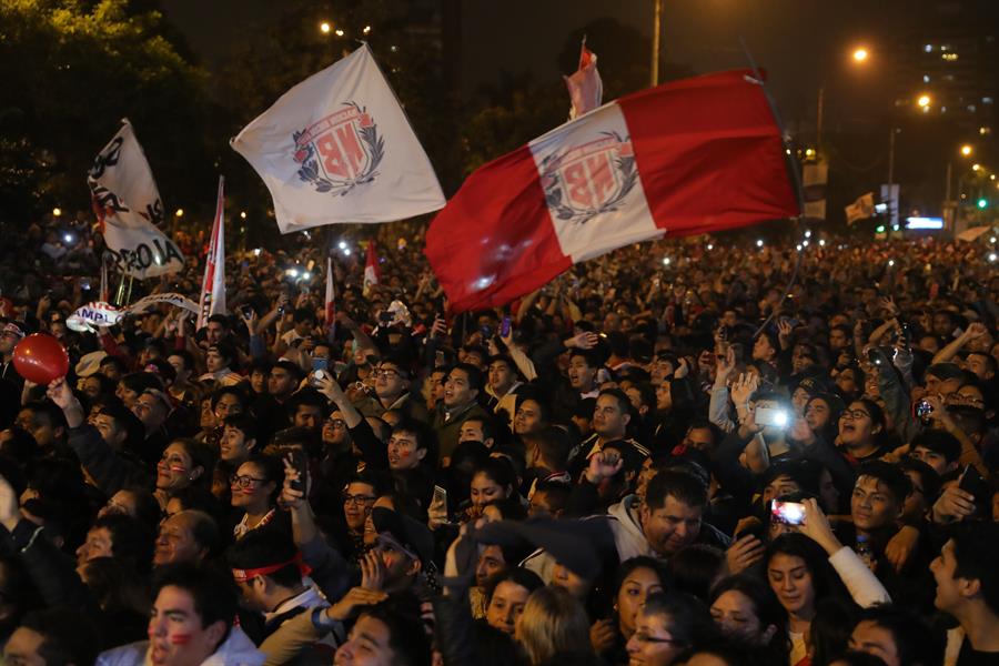 Hinchas peruanos se “tomaron” Lima para celebrar paso a la final de la Copa América