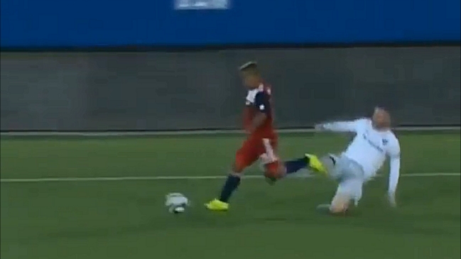 Wayne Rooney se vio beneficiado por el VAR: Recibió amarilla en vez de roja